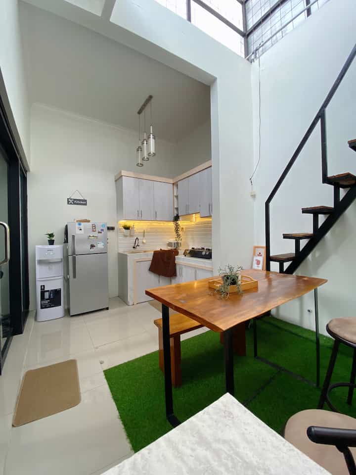 Dream kitchen.
Ruang makan ini merupakan ruangan relokasi dari taman indoor. Sebelumnya, saya mencoba untuk mendesain bagian ruangan ini menjadi taman yang bisa menambah keasrian rumah, menjaga sirkulasi udara, dan menambah estetika agar rumah tidak monoton. Tapi tidak semua rencana pembangunan akan sesuai harapan. Sehari saat kami pindah rumah, hujan lebat menyapu harapan kami untuk memiliki taman indoor. Kami kurang baik dalam merancang, sehingga ruangan ini harus di relokasi menjadi bagian rumah yang lebih bermanfaat. Setelah sebelumnya digunakan sebagai area bermain anak, akhirny kami memantapkan untuk mengubahnya menjadi area meja makan. Not bad, tetap bermanfaat dan ada nilai estetikanya! :)

#MyDreamKitchen #IdeDekorDapur #DapurEstetik #InspirasiDapurMinimalist #KitchenInspo #DapurMungil #IdeDapurKecil