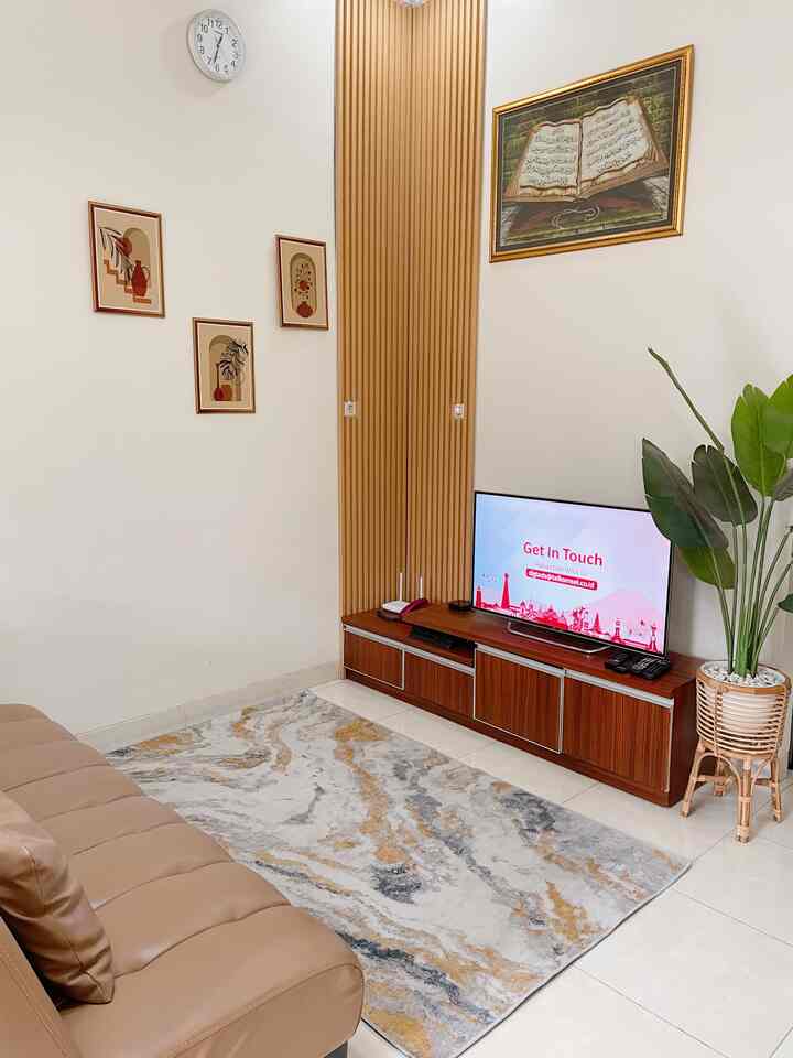 Supaya rumah terlihat longgar sengaja membuat ruangan menjadi open space. Agar lebih rapi, kabel ditutup dengan WPC. Barang-barang yang ada pun tidak banyak, supaya terkesan simpel dan minimalis.

#livingroomstyling #dekorlivingroom #livingroommakeover #rumahbekasi #homedecorbekasi #minimalis