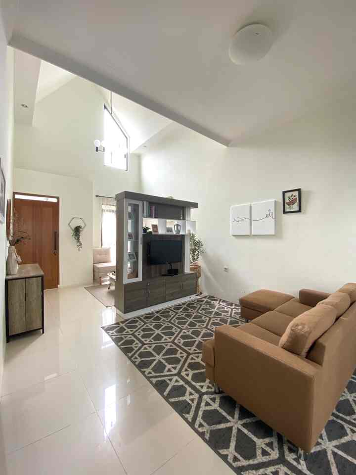 Living room ini baru 2 kali muncul sepertinya. Hasil makeover sedikit di bagian backdrop tv, pemindahan posisi dan juga penambahan beberapa dekorasi seperti sofa dan pajangan dinding.
#Livingroomstyling #dekorlivingroom #livingroommakeover #dekorasiruangtv #livingroomdecor #inspirasiruangkeluarga #makeoverbackdroptv