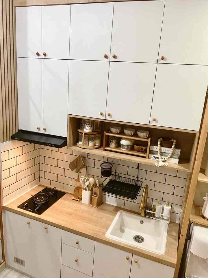 Caraku styling dapur agar aspek fungsionalitas dan estetika tetap seimbang ada di pemilihan printilan, sebisa mungkin aku selalu membeli printilan yang senada dengan tema dapurku, jadi selain bisa digunakan sebagaimana fungsinya, aku usahakan printilan di dapurku juga bisa berfungsi sebagai pajangan.
Aku mendapatkan banyak inspirasi styling dapur dari berbagai platform termasuk dari ohouse. 

#MyDreamKitchen
#IdeDekorDapur
#DapurEstetik
#RumahCluster
#RumahDeveloper