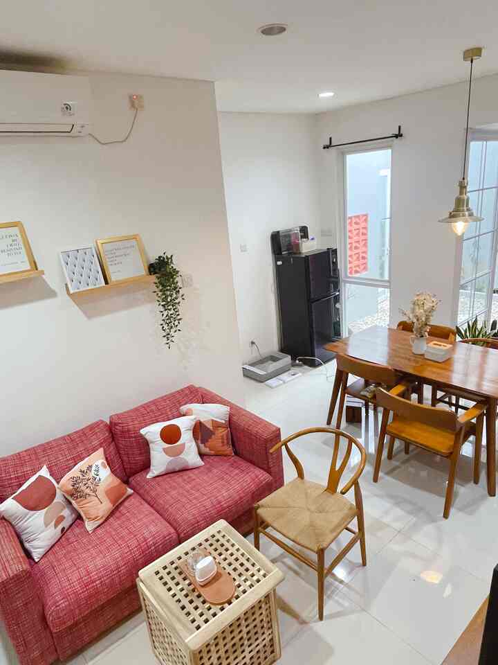 Living room disini bertema warm dengan sentuhan sofa merah sebagai vocal point dari ruang tamu, sengaja menggunakan warna terang agar terpisah dari dapur yang bertema biru tanpa perlu diberikan sekat ruangan. 


   #livingroomstyling
   #dekorlivingroom
   #livingroommakeover
#openspace
#inspirasiruangtamu
#redsofa