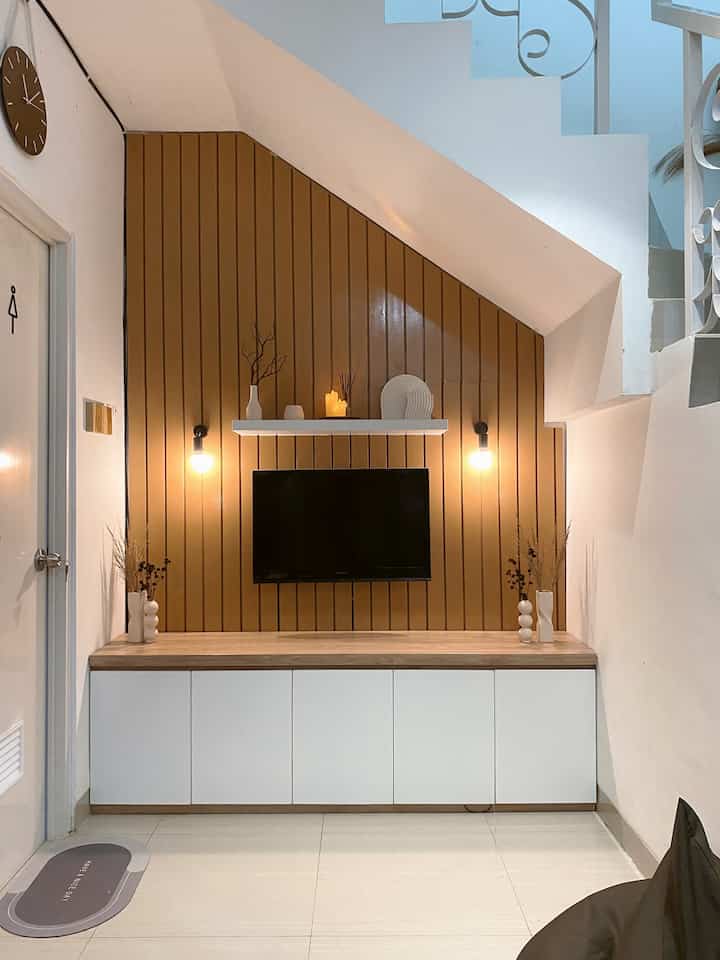 Sampai saat ini living room di rumahku masih bertahan dengan konsep lesehan, karena rumahku super mungil jadi untuk beli tambahan furniture aku harus benar benar memikirkannya dengan matang, karena khawatir membuat ruangan terasa semakin sempit. 
Aku mempertahankan konsep lesehan ini agar suasana living room terasa lapang, memudahkan kami berkegiatan disini, karena ruangan ini adalah satu satunya ruangan di lantai bawah yang biasa kami gunakan untuk berbagai aktivitas. 

#LivingRoomStyling
#DekorLivingRoom
#LivingRoomMakeover
#RumahCluster
#RumahDeveloper