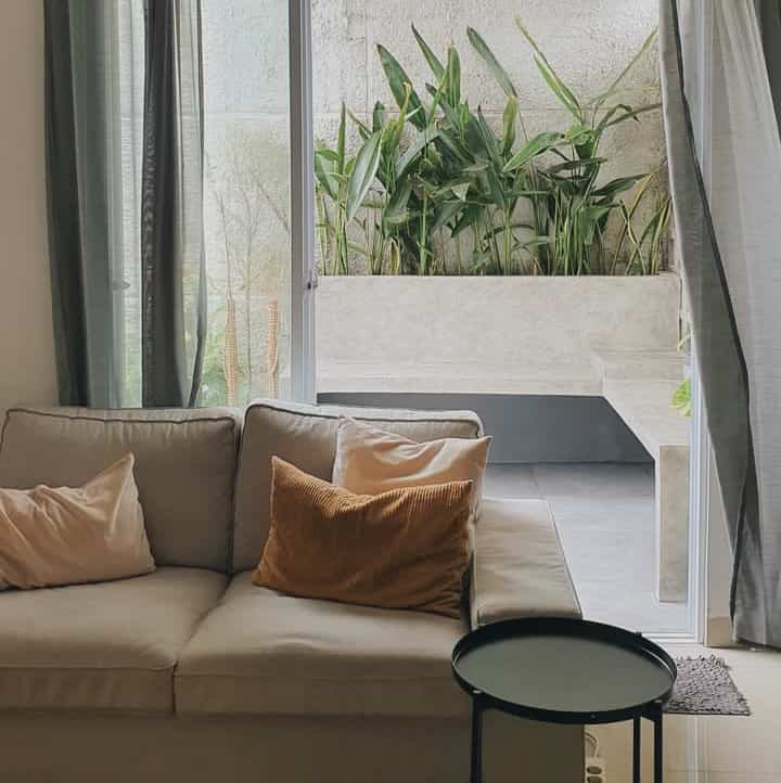 Living Room.

Konsep living room casadirio ini adalah open space yang terconnecting dengan patio kami. Reason behind kami design seperti ini agar memudahkan kami untuk menambahkan area tambahan jika kami kedatangan keluarga besar atau saudara. Disamping itu, living room yang terconnecting dengan patio ini membuat living room kami terkesan lebih luas dan pencahayaan maksimal. Namun kekurangannya, jika musim kemarau living room kami lumayan agak panas. Secara design tetap mengarah japandi, namun kami masih berproses untuk mengubah living room kami mirip dengan tema japandi.

#LivingRoomStyling
#DekorLivingRoom
#LivingRoomMakeover
#JapandiLivingRoom
#Japandiideas