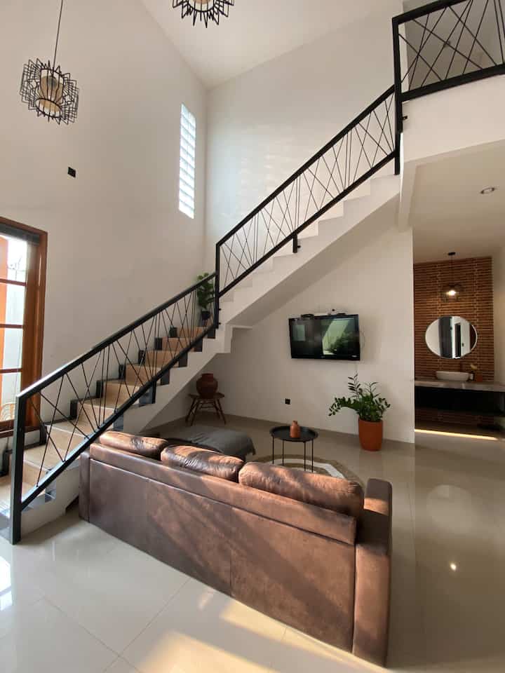 Transformasi living room - caraku menata living room agar terlihat fresh dan tidak bosan adalah dengan mengganti rug/karpet dan menambahkan dekorasi seperti table lamp atau floor lamp. Baru baru ini aku menambahkan kabinet tv dengan storage agar living room terlihat lebih rapih 

#livingroomstyling #dekorlivinvroom #livingroommakeover #livingroom #ruangtamu #ruangkeluarga #ruangtv #inspirasilivingroom