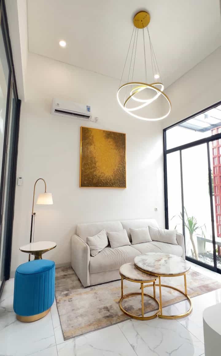 Living room minimalis dengan minim dekorasi dan sentuhan 1 frame lukisan untuk mempercantik area ruang tamu ini. Karena ukuran ruang tamu kami yang minimalis, memilih sofa juga harus sesuai fungsi dan ukuran kapasitas ruangan. Kami biasa hunting dan mencari inspirasi dekorais interior di toko iKea Indonesia atau di Pinterest. Area ruang ramu ini juga sekaligus ruang keluarga atau ruang TV. Jadi 1 area memiliki 2 fungsi.


#LivingroomStyling #Dekorlivingroom #livingroommakeover #livingroom #livingroomminimalis