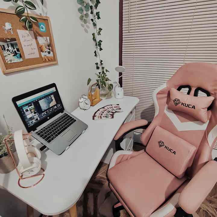 Ternyata nentuin pose space juga tergantung mood ya 🤏🏼 Menurut kamu yang mana yang lumayan oke? 😂

#DeskSetupStyling #DecorDeskSetup #DeskSetupMakeover #minimalis #lowbudget 