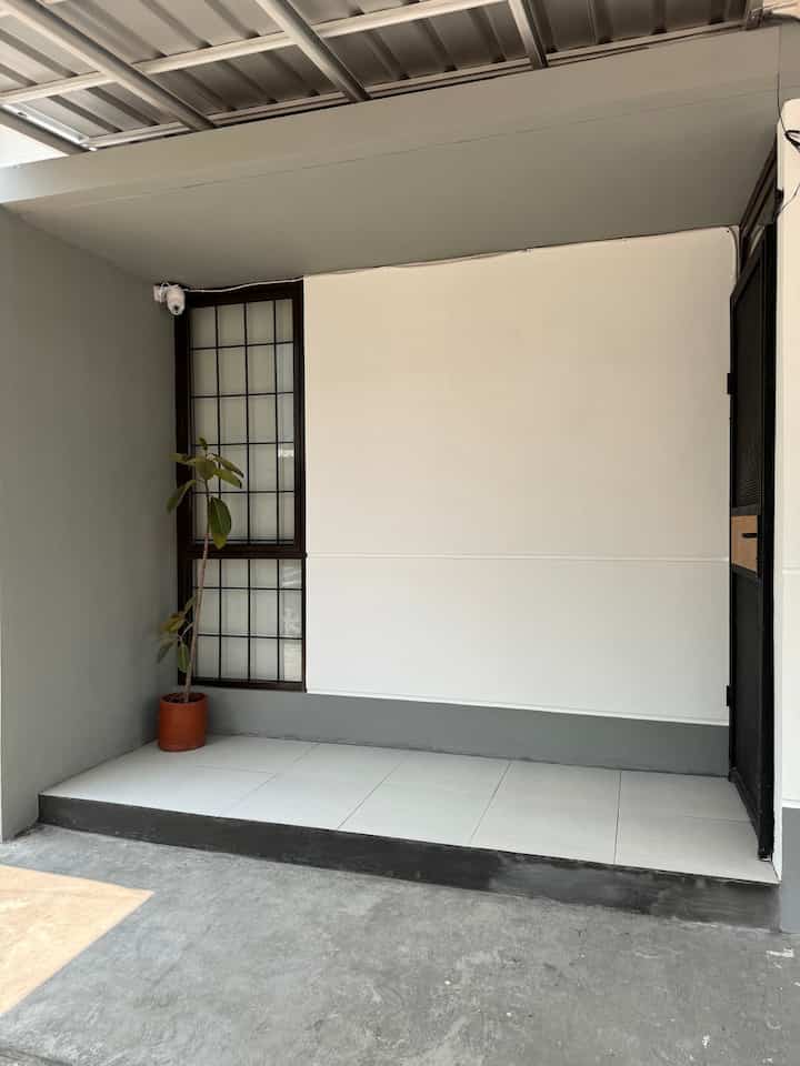 Karena lebarannya mudik jadi kita ga mendekor rumah dan bikin kue lebaran nih
Tahun ini edisi lebaran kita rapihin area depan rumah termasuk pasang cctv agar rumah aman saat ditinggal mudik 😆✨


#DekorasiLebaran #DekorasiIdulFitri #DekorRamadhan #FacadeRumah #RumahCluster #simpleminimalis #rumahdeveloper