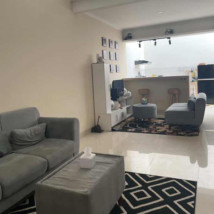 Living room impian

Dengan tema open space, memang terlihat lebih luas dan ketika buka pintu semua terlihat. Hanya disekat dengan meja dapur.

Minusnya untuk kami, karna suka ada tamu ya kadang harus buru2 dikerudung, atau gak enak juga ketika kita lagi makan.

Living room impian, yang tidak banyak furniter kami gunakan. Mungkin untuk rencana kedepannya kami akan pasang partisi untuk memisahkan antara ruang tamu dan ruang keluarga.


#livingroomstyling
#dekorlivingroom
#livingroommakeover
#livingroom
#ruangtamu
#ruangtamuopenspace
#rumahdalamgangskm