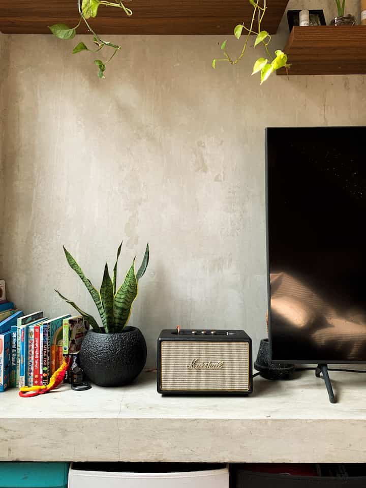 Hobby-hobby peraudioan paksu.
Suka banget beli speaker, gatau kenapa.
Tapi seru juga sih, jadi bisa denger lagu bareng si kecil yang ternyata anak kami suka banget dengerin lagi 🤣
Kalo gini gapapa deh, jadi berguna buat rame-rame hihihi
#IndustrialHome
#IndustrialDesign
#RumahTumbuh
#hobidirumah 
#HomeLayout
#RoomLayout