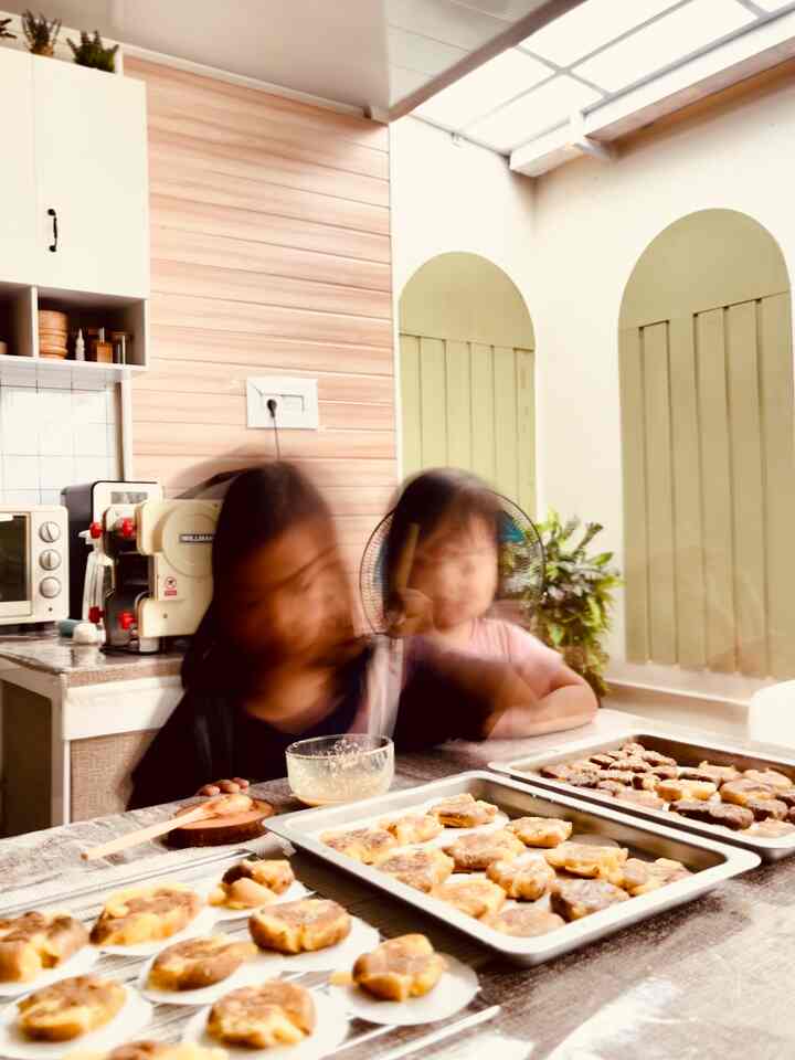 Momen-momen kesukaanku di rumah adalah saat bersantai setelah semua urusan rumah beres, cooking time bersama anak-anak saat weekend, dzikir di prayer room dan juga momen ngobrol bareng suami saat anak-anak sedang tidur. Hampir semua aktifitas ini aku lakukan di area kitchen. Untuk “me time” setelah rumah beres, biasanya aku melakukannya dipagi hari menjelang siang. Sedangkan cooking time bersama anak-anak kami lakukan di hari Sabtu/Minggu pagi. Lalu, diwaktu malam hari biasanya aku dan suami sering mengobrol di sofa dapur atau lanjut mengaji sebelum tidur. Dapur ini memang seperti center bagi kami. Hampir semua aktifitas bersama keluarga bisa kami lakukan di sini. 🥰 #WaktuFavoritDiRumah #FavoriteRoom #FavoriteDecorItem
