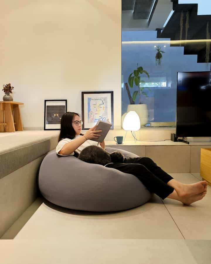Setelah seharian bekerja, momen favoritku dirumah adalah ketika bersantai di bean bag bersama anabul sambil membaca buku. Ada yang hobinya membaca buku juga kah disini? 📚☺️

#WaktuFavoritDiRumah #FavoriteRooms #FavoriteDecorItems #IssetHouse #Minimalist #InspirasiRumah
