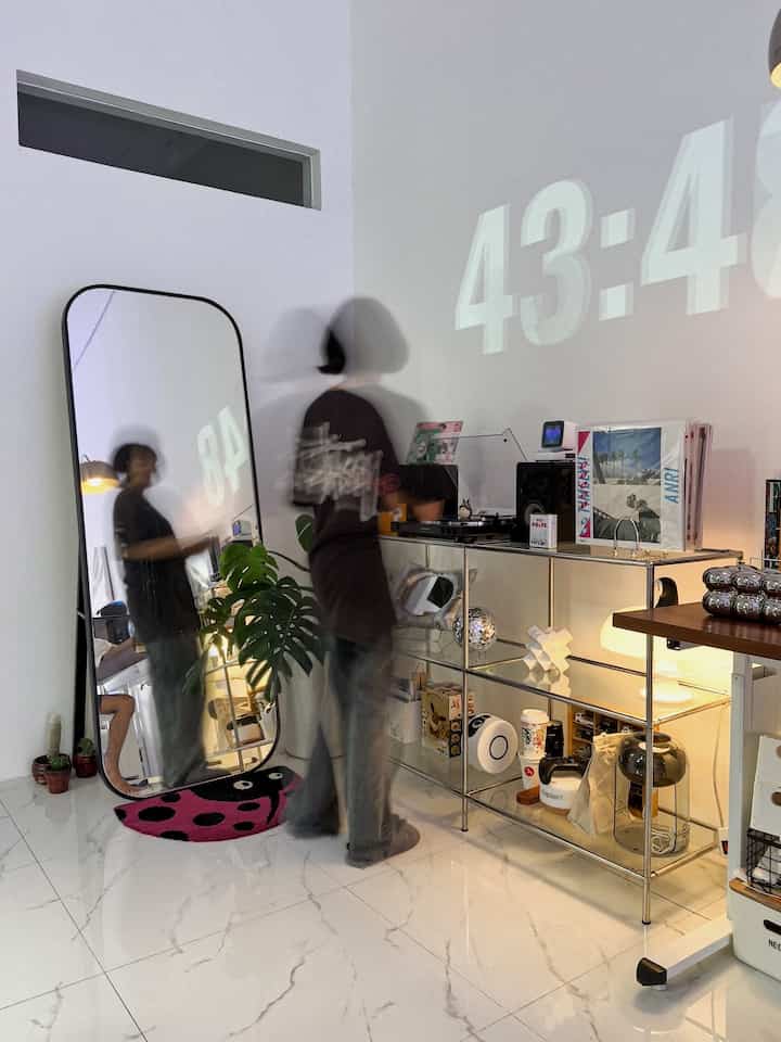 MOMENT FAVORIT DI RUMAH
-
ketika sore hari atau malam kita sering menghabiskan waktu di corner ini untuk mendengarkan koleksi piringan hitam. Di sudur ini kita mendekor dengan menggunakan rak portable stainless yang diisi beberapa benda dekorasi seperti lampu , kolekai vinyl dan beberapa benda dekorasi lainnya. 

#WaktuFavoritDiRumah
#FavoriteRooms
#FavoriteDecorItems
#mycorner 
#homedcor 
#home 
#45sqm
#minimalis
#angkahouse
