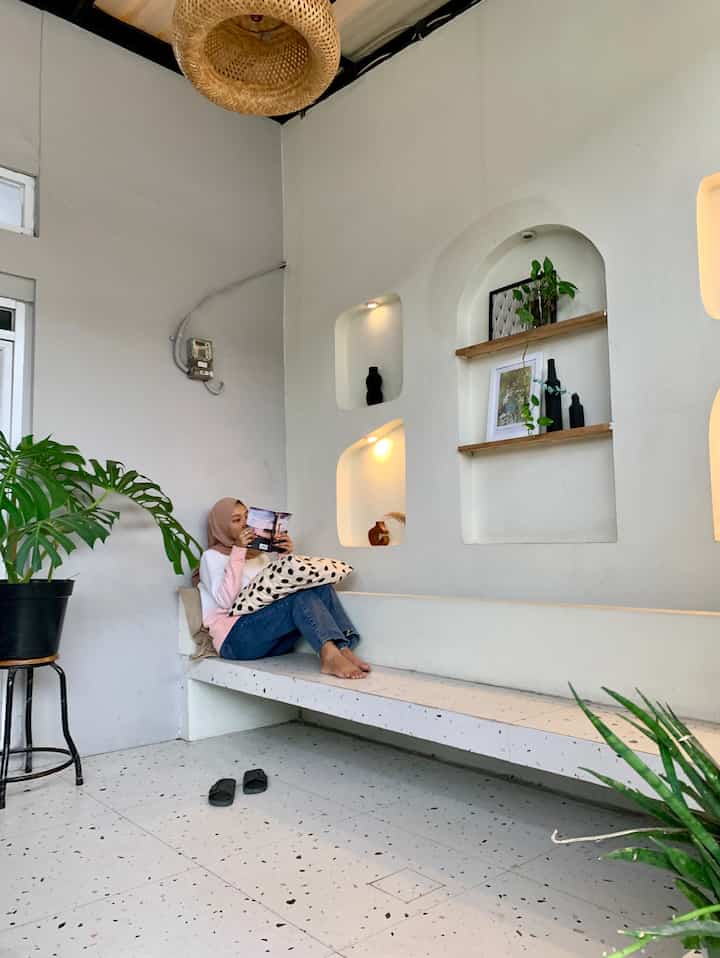 Momen favoritku adalah ngabuburit di sore hari sambil baca buku di teras ala cafe. Siapa disini yang suka baca buku juga?☝️🤍

#WaktuFavoritDiRumah #FavoriteRooms #FavoriteDecorItems #DesignTeras #TerasEstetik