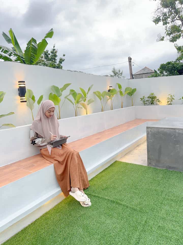 Favorite Moment ✨

Yesss! I love this part, aku suka banget untuk kerja di taman belakang di sore hari saat matahari perlahan tenggelam, udara yang sejuk, suasana yang tenang dan angin yang sepoi-sepoi bikin aku betah disini dan lebih fokus bekerja. 

#WaktuFavoritDiRumah #FavoriteRooms #FavoriteDecorItems #Taman #HomeInspo 