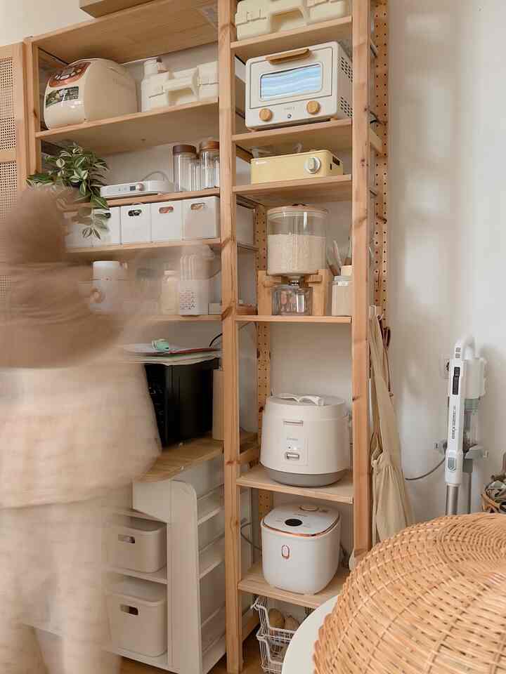 🤍 PANTRY AREA
akhir-akhir ini aku lagi suka membuat video daily vlog.
area ini adalah salah satu area yg selalu aku datangi tiap kali aku shooting video.
selain itu, bahan & alat persiapan memasak juga terletak di area ini.
di tempat ini juga aku meletakkan beberapa koleksi perabot rumah tangga favorit..

#WaktuFavoritDirumah
#FavoriteRooms
#FavoriteDecorItems 

