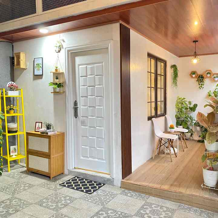 Tempat favorit kami di rumah di teras mini ini. Biasanya setiap sore kami menghabiskan waktu di sini setelah menyiram tanaman sambil menikmati secangkir kopi. 

#WaktuFavoritDiRumah
#FavoriteRooms
#FavoritDecorItems
#TerasRumah
#TerasMungil
#IdeTerasRumah
#FasadRumah
#Aesthetic