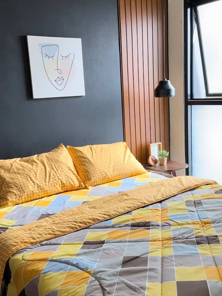 Tempat Terfavorit di rumah ga lain ya kamar, klo udh di kamar nyalain ac sambil rebahan bisa betah bgt mulai dari maraton drakoran/series, edit video/konten sampai strika juga di kamar

Karna itu kamar mesti nyaman & bersih. ga usah banyak brg juga biar ga banyak nyamuk atau terlihat sumpek 



#waktufavoritedirumah #favoriterooms #favoritedecoritems #dekorasirumah #kamartidur #interiorkamartidurutama 