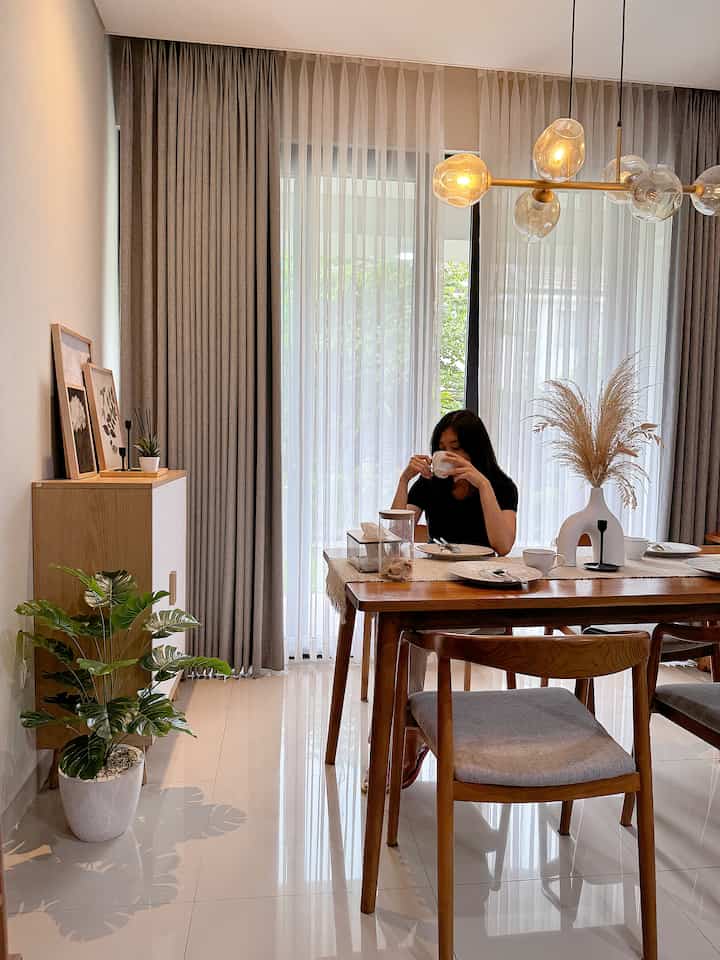 Momen favorit di rumah tuh kalau sore-sore gini aku selalu no skip for coffee time ☕️ Habis itu lanjut nyiapin meja makan buat persiapan makan malam hihi

#WaktuFavoritDiRumah 
#FavoriteRooms
#FavoriteDecorItems 