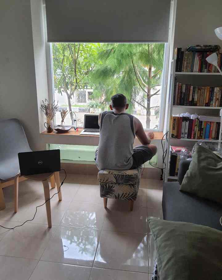 Momen favorit di rumah adalah;
Kerja kelompok sama suami
Sarapan sama suami dan anak-anak
Ngopi dan ngemil sore sendiri me time

Dan spot favorit untuk semua kegiatan favorit diatas adalah di window bay yang dibawahnya ada kolam ikan.

Kalau pas golden hour dan hujan syahdu makin vibes nya🥰

#WaktuFavoritDiRumah
#FavoriteRooms
#FavoritDecorItems

