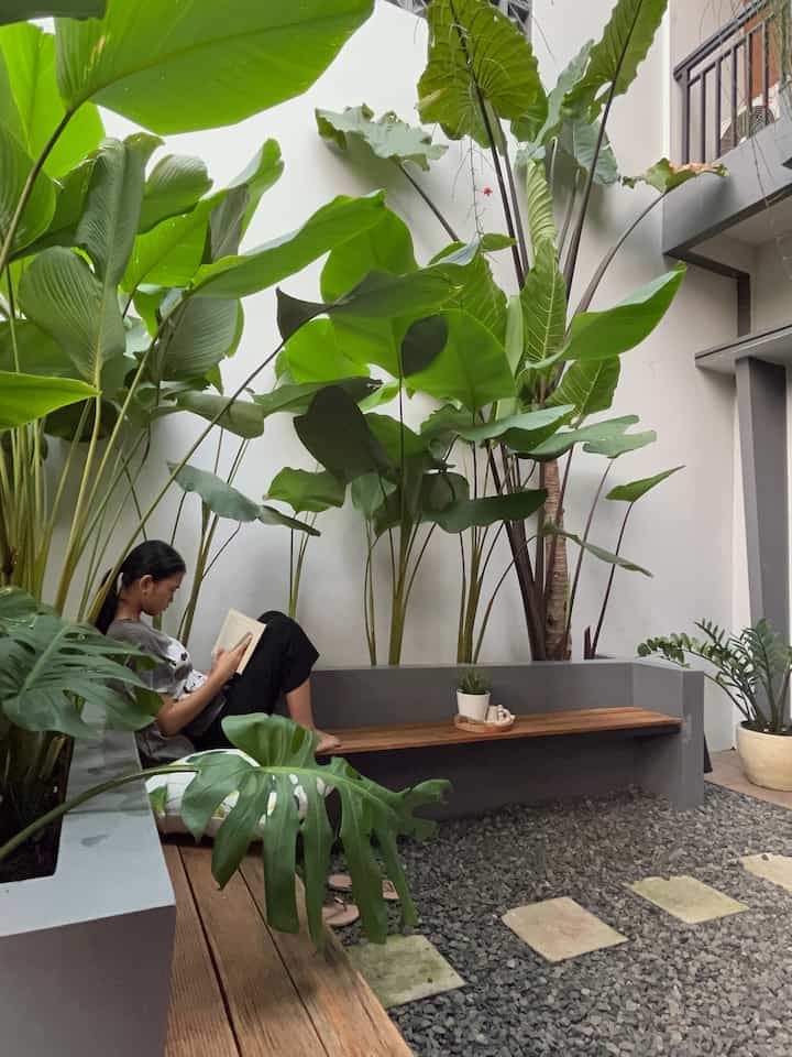 MOMENT FAVORITE …
 
Yes di sini taman dengan tema Tropical Garden sebagai tempat favorit apalagi di bulan puasa saat ini sebagai tempat menunggu waktu berbuka puasa. 

Hembusan angin spoi2 dan rindangan nya pepohonan hijau suasana santai sambil ngobrol, baca buku 📖 atau dengerin music 🎧.



#WaktuFavoritDirumah
#FavoriteRooms
#FavoriteDecorItems
#Midcenturymodern
#Tropicalgarden
#Decorlowbudget
#Tangsel
