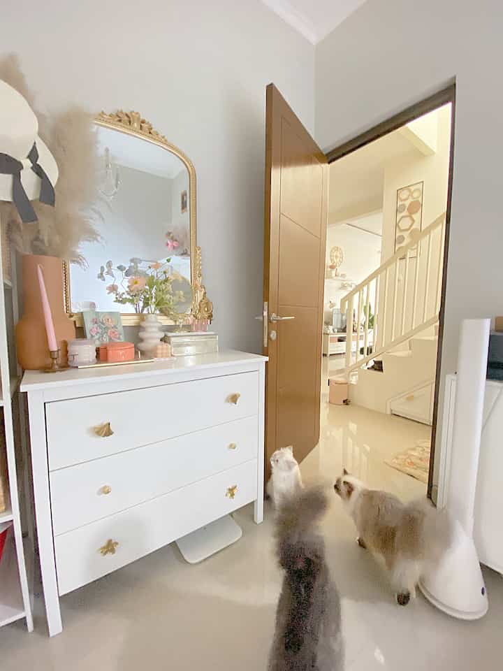 Kali ini untuk tema bebas aku mau nampakin kabinet yg ada di ruang kerja. Karena set up nya masih fresh dan baru di update hehehe


#homeoffice #rekomendasiprintilan #homedecor #rekomendasidekorasi #favoritecorner #aesthetic #homelivingbylistya