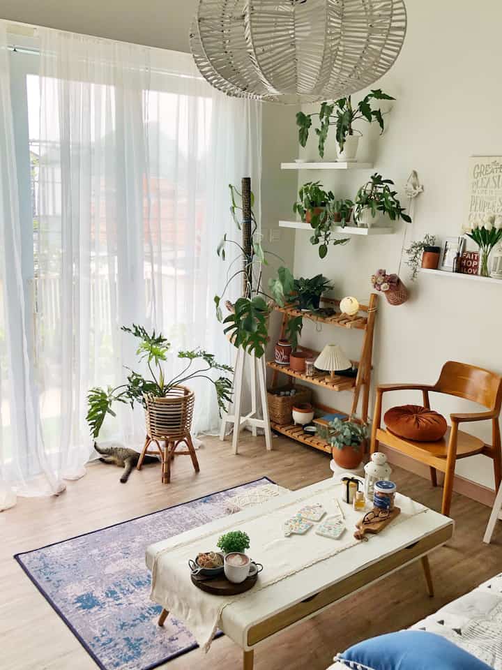 Lebaran ini, ruang kerja bakal disulap jadi tempat menerima sahabat dan keluarga ❤️ Pastinya perlu poles sana sini supaya aura lebarannya dapet yaaa.

Tambahkan pernik lentera, coaster ginuk ginuk buat tamu, table runner broken white biar berasa menyambut lebaran

Karpet dan bantal buat leyeh-leyeh, jadi penting. Ramadan ini aku punya outbloom difuser, gift dari O!house coming kemarin. tapi biarpun aromaterapi dan penganan lebaran tersedia, yang paling penting pasti ngumpulnya yaaa. 



#DekorIdulFitri
#DekorRamadan #DekorasiLebaran #bohoscandi #plantlover #decorlowbudget #cozyhome