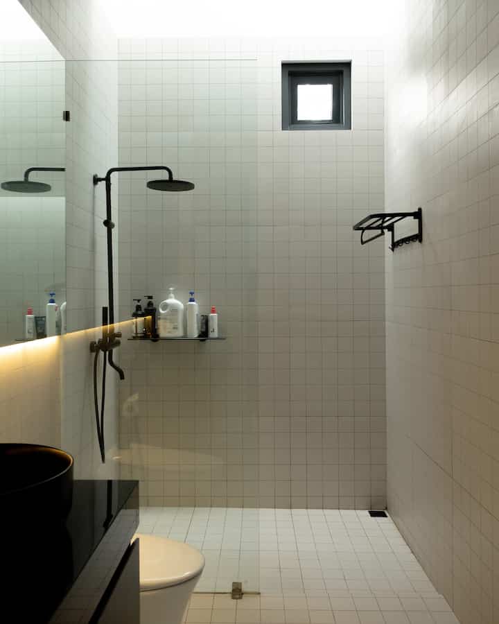 Kamar mandi kami menggunakan mosaic tiles yang berbentuk dasar kotak, terinspirasi dari bentuk facade rumah kami 🛁

#IssetHouse #Minimalist #KamarMandi #Bathroom #InspirasiRumah #BathroomStyling