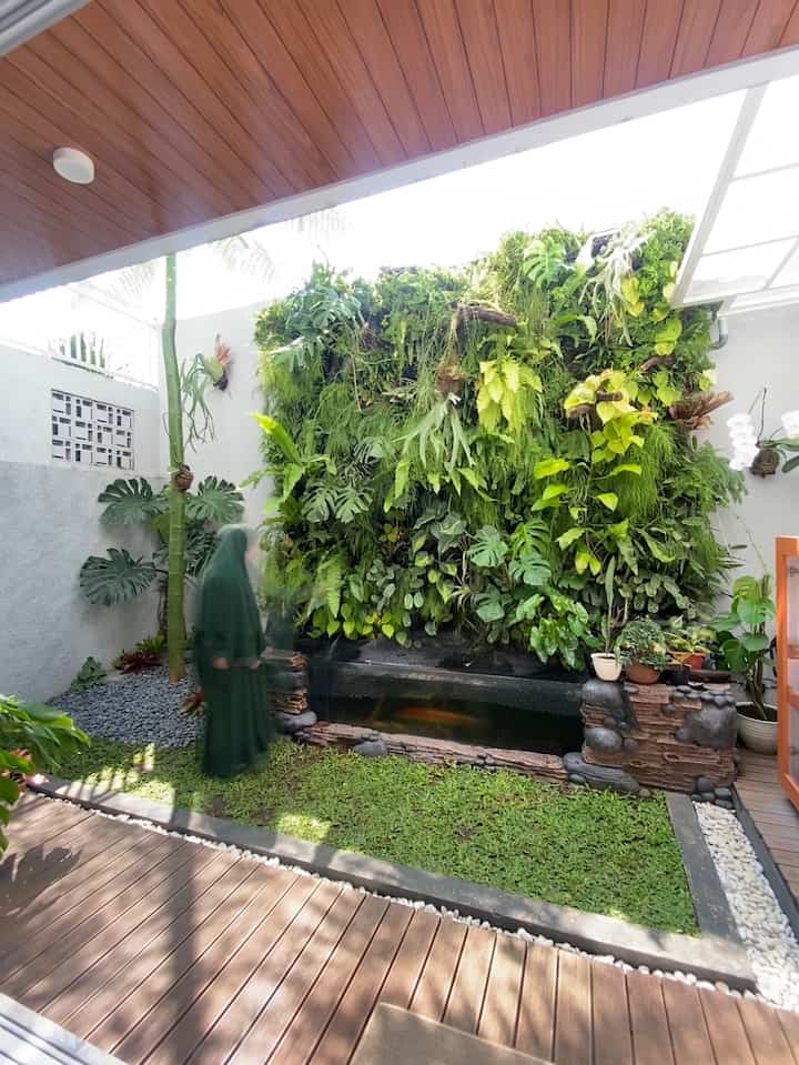 Membawa keindahan alam terfavorite ke taman belakang rumah.

Hai tetangga O!House..
Aku dan suami adalah penikmat cantiknya alam. Seringkali kami menggunakan weekend untuk pergi jalan-jalan ke daerah pegunungan atau perkebunan dibandingkan ke mall. Disana kami hanya memandangi hijaunya alam, mendengar suara alam, sambil berbincang hangat. Tak lupa dengan kopi dan camilannya ya. Hal yang sangat menyenangkan dan menenangkan bagi kami untuk recharge energi semingu kedepan. Dan akhrinya kami membuat fertical jungle dan taman2 juga kolam ikan pada taman bekalang dirumah kami. Jadi sekarang kami bisa menikmati alam cukup dari rumah d_houseds kami. Alhamdulillaah😍

#WaktuFavoritDiRumah 
#FavoriteRooms
#FavoriteDecorItems
#backyard
#tamanbelakang
#verticaljungle
#rumahdeveloper
#cimahi
#bandung