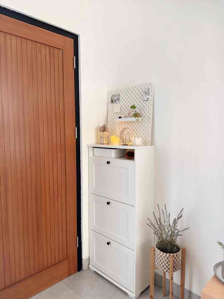 Dekorasi Lebaran 🤍

Untuk menyambut hari raya idulfitri / lebaran biar rumah makin fresh, dipojokan dekat pintu tepatnya diatas rak sepatu didekor dengan lampu lilin led, lampu lentera dan reed difusser supaya rumah wangi ✨

Walaupun dekorasinya sederhana tapi vibes hari raya sudah mulai terasa dan semoga kita semua dipertemukan lagi di Ramadan berikutnya 😍



#DekorasiLebaran
#DekorasiIdulFitri
#DekorasiRamadan
#InspirasiDekorLebaran
 #VibesLebaran