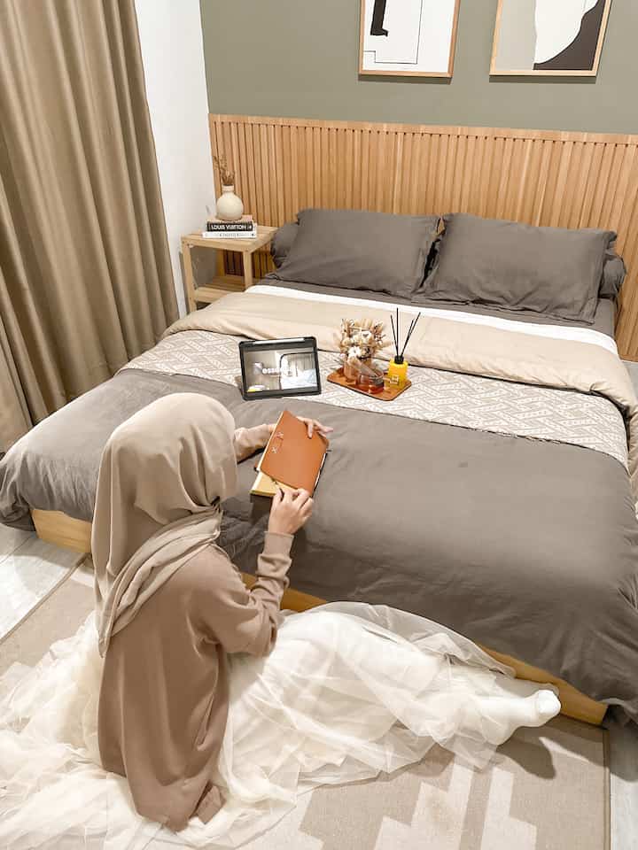 tempat favorite untuk me time adalah di area bedroom, biasanya untuk membaca buku atau sekedar scroll sosmed, waktu yang tepat untuk me time biasanya setelah selesai menyelesaikan pekerjaan rumah di pagi hari.



#WaktuFavoriteDiRumah
#FavoriteRooms
#FavoriteDecorItems
#Bedroom
#DekorasiBedroom
#kamartidur 
#MasterBedroom
