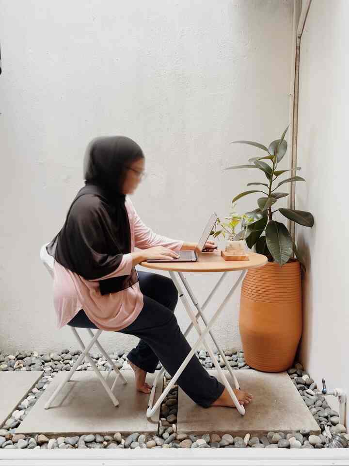 momen favorite di rumah versi ku adalah, ketika aku bisa meluangkan waktu sendiri.
-
tempat paling sering jadi spot “me time” adalah di sudut mungil ini. aku bisa fokus mengerjakan kerjaan ku sabil menghirup udara segar
#waktufavoritedirumah
#favoriteroom
#favoritedecoritems