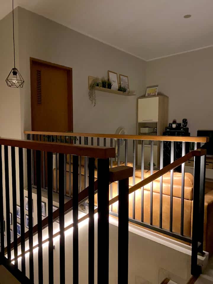 Salah satu momen favorit di rumah adalah saat selesai makan malam bersama, lalu kami menghabiskan waktu bersantai dan mengobrol di ruang TV. 
Saat itu biasanya lampu-lampu utama di rumah sudah dimatikan, tinggal lampu tangga yang dinyalakan, bikin suasana lebih nyaman dan romantis.

#WaktuFavoritDiRumah
#FavoriteRooms
#FavoriteDecorItems
