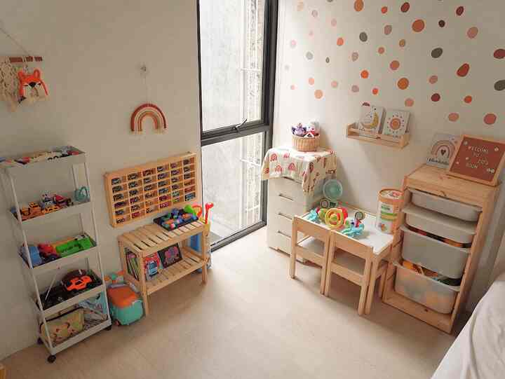 Momen favoritku dirumah adalah bermain bersama anak di kamar sekaligus playroomnya. 
Mulai dari bermain puzzle, belajar baca dan tulis, bermain mobil-mobilan dll. Selain itu aktivitas memakai baju setelah mandi juga momen favoritku di kamar ini. Mulai dari mengoleskan minyak telon, memakaikan pampers, memakaikan baju, kemudian mencium2 anakku yg wangi sekali abis mandi. 

#WaktuFavoritDiRumah
#FavoriteRooms
#FavoriteDecorItems
