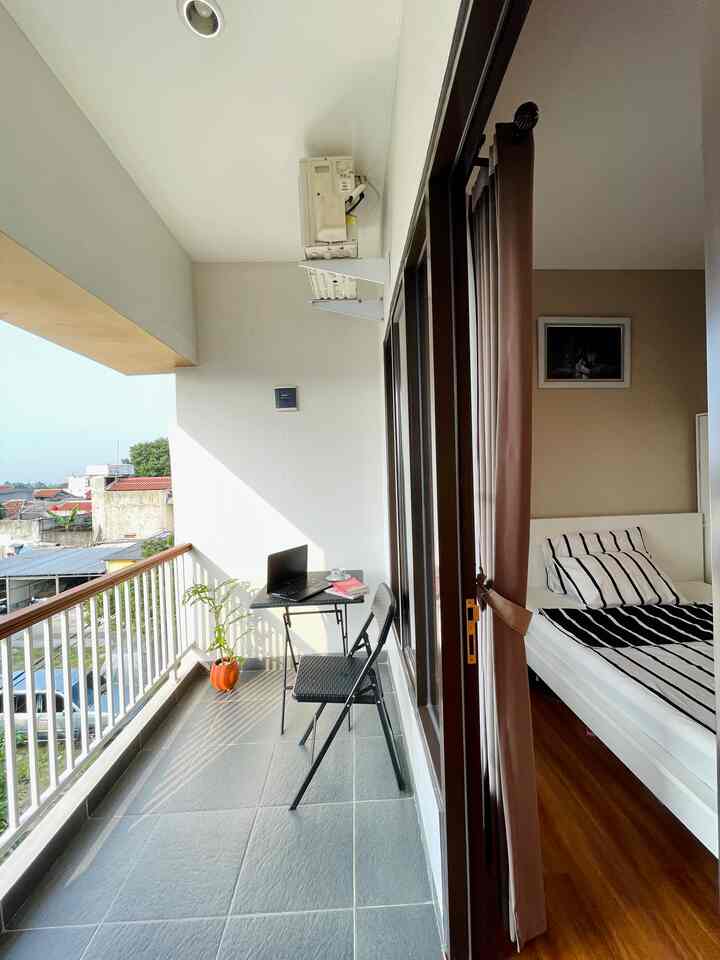 Balcony✨

Balkon yang terhubung langsung dengan kamar utama menjadi tempat favorit bagi saya. Dengan adanya balkon ini, menjadikan cahaya matahari dan sirkulasi udara yang masuk ke dalam kamar menjadi sangat baik.

Dipagi hari bersantai di balkon adalah moment terbaik untuk saya menikmati secangkir teh sambil membaca buku, menghirup udara pagi yang fresh juga matahari yang menghangatkan menjadikan semangat bagi saya untuk memulai aktivitas. 

Saya juga menempatkan alat tridmill untuk berolahraga tipis tipis dengan view yang indah.

#WaktuFavoritDiRumah
#FavoriteRooms
#FavoriteDecorItems
#Balkon
#InspirasiBalkon