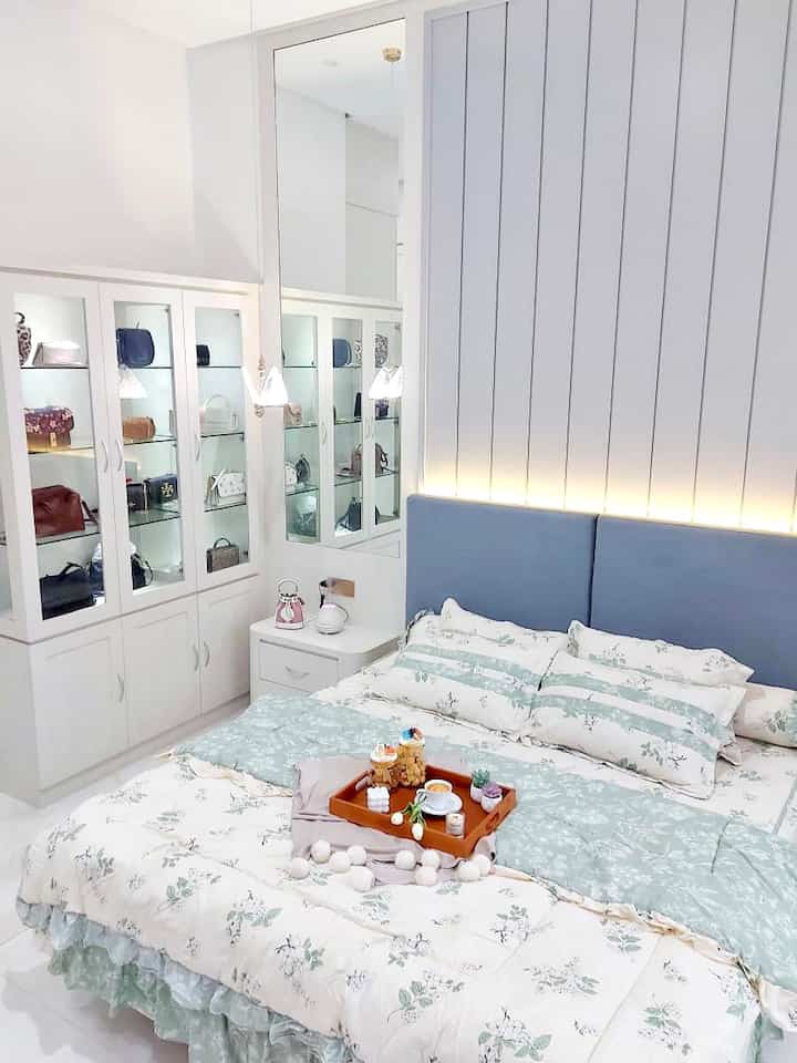 Spot favorite di rumah buat aku yaitu kamar tidur… biasa nya aku me time di sini sambil baca novel atau hanya sekedar rebahan sambil maen hp, seperti kaum hawa lain nya, aku suka koleksi tas dan itu di tempatkan di kamar…. Melihat tas yg berjejer rapi bisa menjadi mood booster buat ku…. Apa ada yg sama???  

#WaktuFavoritDiRumah
#FavoriteRooms
#FavoriteDecorItems