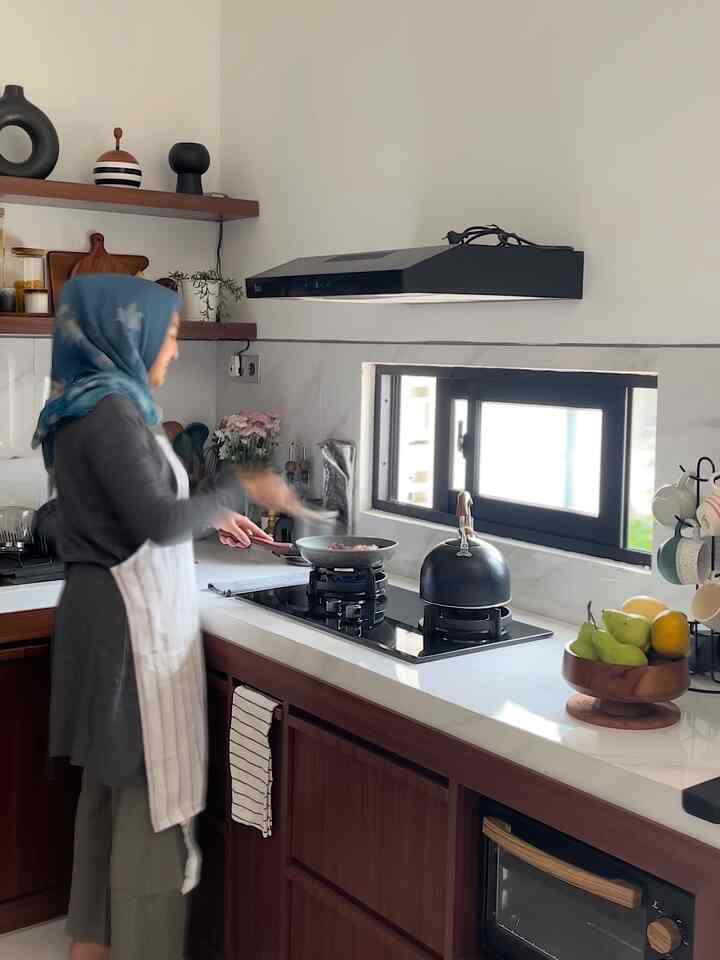 I really like being at home, especially in this kitchen area. When it's busy, the kitchen is also busy.

Usually cook more often, try new recipes that are easy & practical.

We usually gather in the kitchen. Can do cooking activities, chat together.

#FavoriteTimeAtHome #FavoriteRooms
#FavoriteDecorItems #dreamkitchen #dapurminimalis
