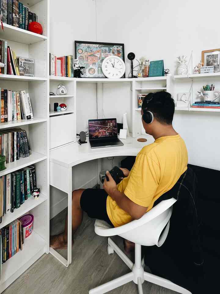 Waktu favorit sudah pasti weekend, saya bisa menghabiskan seharian disini bermain game.
#waktufavoritdirumah #favoriterooms #favoritedecoritems #gameroom #study #livealone #rumahmungil #mezanine