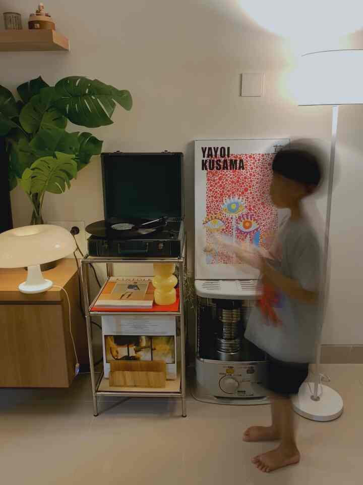 Living room adalah tempat pilihan kita sekeluarga untuk menghabiskan moment favorit, yaitu nonton dan mendengarkan musik dari vinyl turntable player 🎶
Area living room yang mungil dan terbatas justru menjadikan moment berkumpul menjadi lebih syahdu dan hangat ☺️
Selain itu di area living room ini kita banyak memajang dan menyimpan pernak-pernik kesayangan, sehingga menambah kesan homey dan nyaman yg menjadikan area ini juga sebagai area favorit kita.

#waktufavoritdirumah
#favoritrooms
#favoritdecoritem