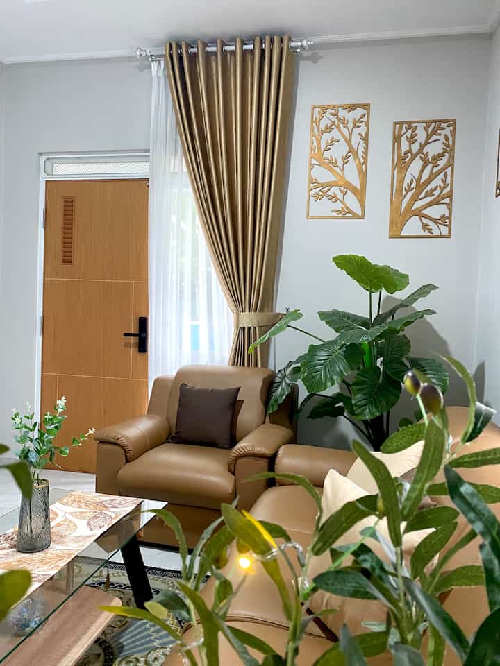 Lebaran kali ini kami mudik, sehingga tidak ada persiapan khusus yang kami siapkan untuk mendekor rumah, hanya penambahan lampu-lampu pada tanaman artificial untuk menghidupkan kesan ramadhan dan Idul Fitri nya.

#DekorasiLebaran
#DekorasiIdulFitri
#DekorRamadan
#Ramadhan
#IdulFitri