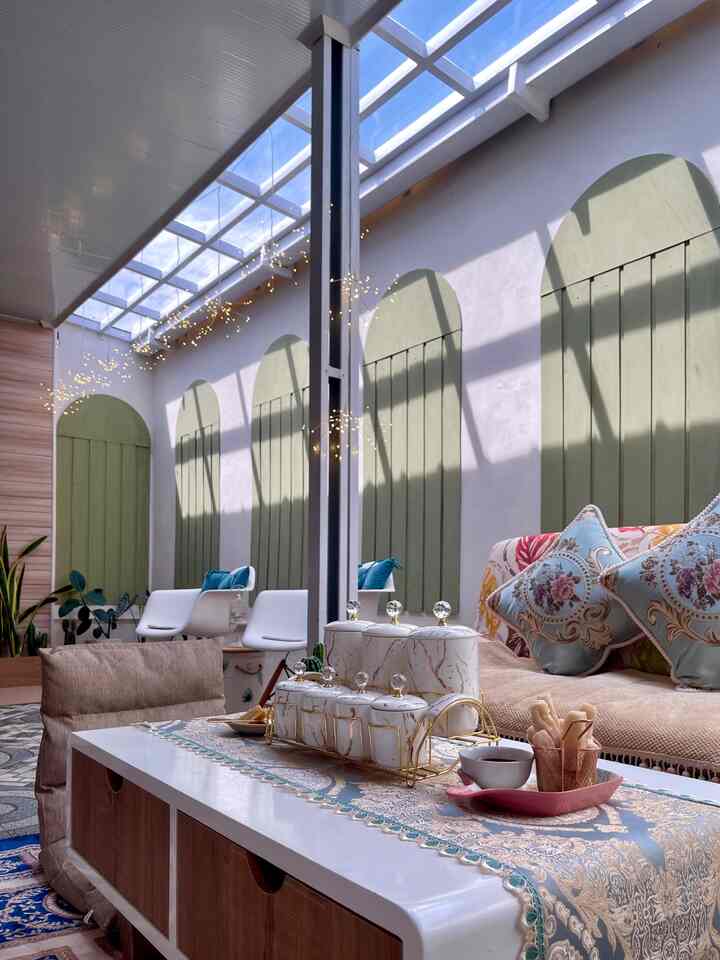 Bismillah.. Tips dekorasi perayaan Idul Fitri simple yang biasa aku lakukan biasanya mengganti taplak meja, sarung bantal sofa, karpet dan juga menambahkan dekorasi lampu hias. Kali ini aku pakai set table runner dan sarung bantal sofa tema soft blue dengan motif klasik eropa. Aku juga menambahkan lampu lampu hias seperti Kembang Api supaya suasana lebaran lebih meriah. Tidak lupa, toples kue kering edisi lebaran juga lebih special dari biasanya, yaitu set toples keramik berwarna putih motif marmer menjadi pilihanku. Selamat bergembira tetangga oline semua yg sedang menanti-nanti hari raya Idul Fitri. Taqoballahu minna waminkum.. 🙏🌙📿😇
#DekorasiLebaran
#DekorasiIdulFitri
#DekorasiRadhan