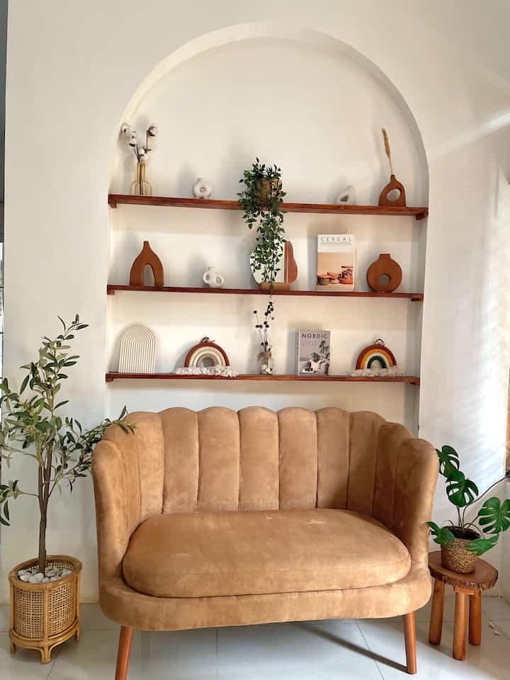 Salah satu tempat favorite dirumah yaitu spot ini, biasanya aku sering memanfaatkan tempat ini sebagai backdround pembuatan konten, dan juga aku suka banget untuk sekedar ngeteh di tempat ini. 

#WaktuFavoritDirumah 
#FavoriteRooms
#FavoriteDecorItems
#japandi
#homedecor