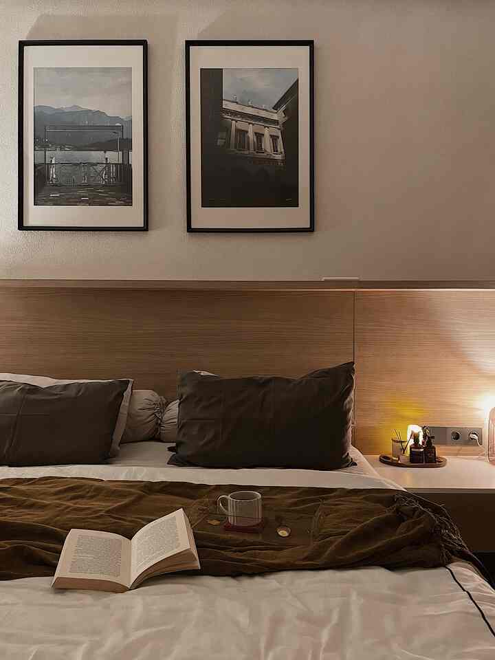 🌟Moment Favorit🌟

Salah satu moment favoritku di rumah sepertinya malam hari. Saat semua pekerjaan rumah sudah selesai, sudah mandi, dan sudah relax di kamar tidur untuk menunggu kantuk datang😁. Di moment ini biasanya juga saat nya ada waktu bercengkrama dengan suami setelah seharian sibuk dengan kegiatan masing-masing, kami bisa bertukar pikiran, menceritakan hari kami, atau hanya sekedar main hp, membaca atau menonton tv. 

Karena kamar tidur adalah tempat kami untuk istirahat, sebisa mungkin kami tidak banyak menaruh barang agar lebih nyaman. Salah satu dekor yang menonjol dari kamarku mungkin adalah frame besar yang memajang foto hasil jepretan suamiku ketika kami berlibur.  

Untuk mendukung suasana relax aku suka menyalakan lilin aromaterapi dan menggunakan cahaya redup, jadi aku menggunakan bohlam smart home yang bisa aku atur warna cahaya redup nya yang aku pasangkan dengan bedside lamp. 
Good night tetangga online😴.
_
#WaktuFavoritDirumah
#FavoriteRooms
#FavoriteDecorItems
#dirumahpojok
#homestyling
#homeinspo
#Relaxathome
 