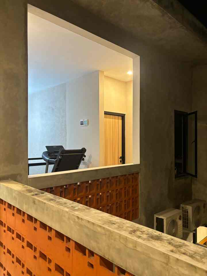 Salah satu tempat favorite di Wina.Home yaitu tempat ini. Bukan tempat yang bisa dikasih nama,, tapi tempat ini enak banget buat kita bengong sambil liatin ke arah taman dan liat anabul2 dari atas. Dan biasanya spot pe-we suami untuk brainstorming sambil rokoan😌
#waktufavoritedirumah
#favoriterooms
#favoritedecoritems
#spotrumahfav
#rumahindustrial
#rumahcibubur