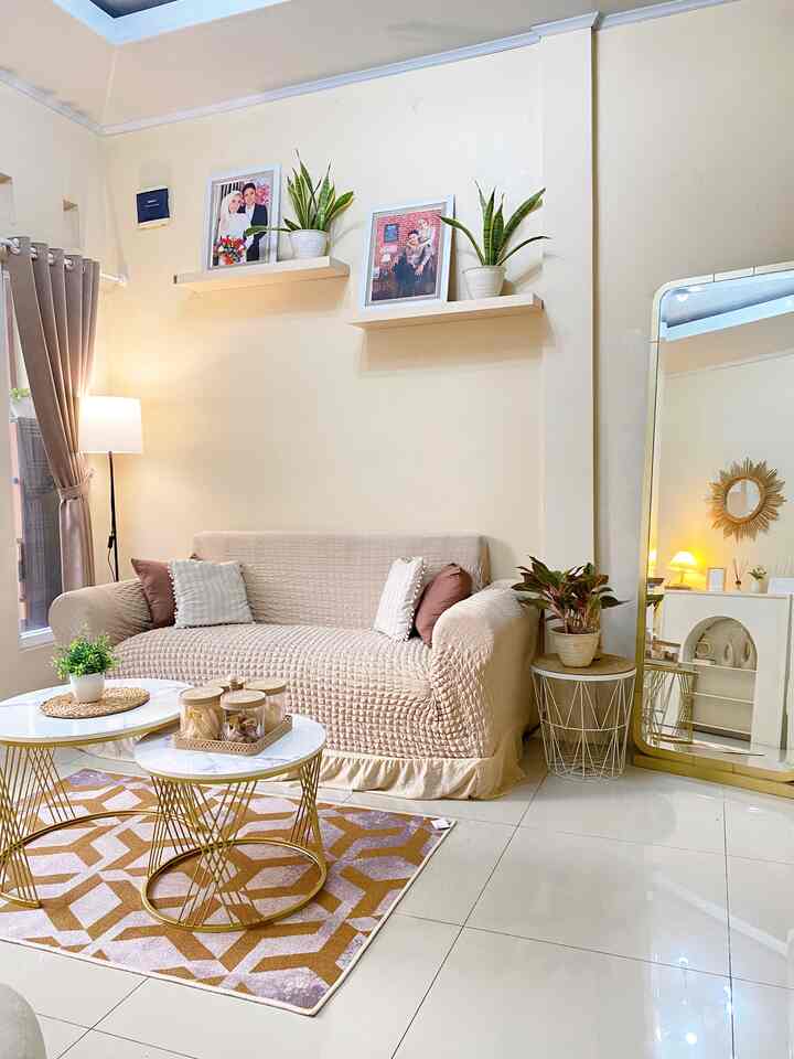 Dekorasi simple kami menjelang hari raya idul fitri adalah cukup mengganti karpet ruangan. Karena dengan mengganti karpet saja, ambience / suasana ruangan terasa berbeda dari sebelumnya ✨
Dan tentu kami pun menambahkan sedikit kue/cemilan diatas meja untuk menyambut tamu yg datang berkunjung. 

Sesimple itu untuk kami yg menyukai hal simple & sederhana. Semoga berkenan 🫶🏻


#DekorasiLebaran #DekorasiIdulfitri #DekorasiRamadhan #rumahsederhana #rumahmungil #rumahdarabayu #ruangtamu #harirayaidulfitri 