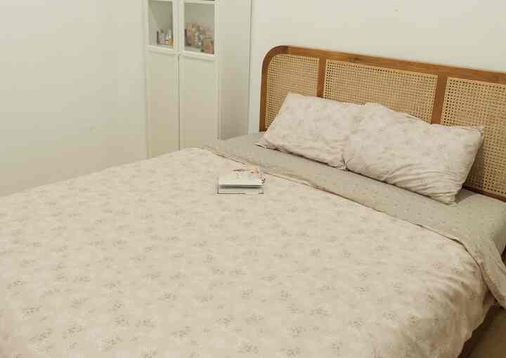 Suasana warm dan cozy pada malam hari di master bedroom Damaruma, kami menggunakan nuansa ruangan warna putih dilengkapi dengan dipan kayu jati dan SPC motif kayu sebagai lantainya.
Untuk menghindari kesan monoton penggunaan sprei dengan motif bunga menambah kesan aesthetic dan berwarna.

#BedroomStyling #BedroomDecor #MakeOverKamarTidur #KoreanBedroom #MinimalistBedroom