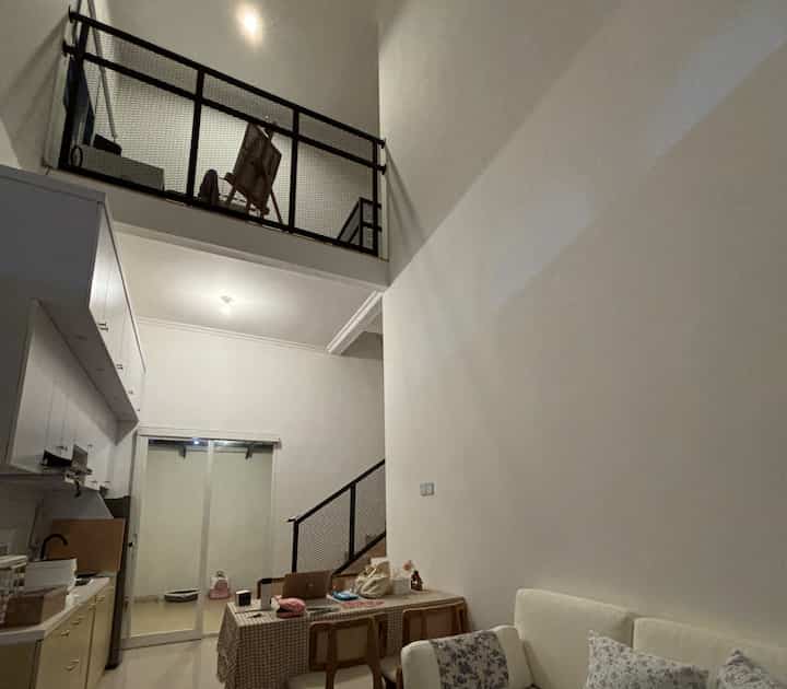 Pemilihan Lighting di Damaruma menggunakan konsep penyesuaian ambiance, karena penggunaan lampu RGB dari Philips serta wall switch dari Bardi memungkinkan pemilihan lighting cool atau warm sesuai suasana yang ingin di ciptakan, untuk menonton tv biasanya kami menggunakan warm tone lampu, dan untuk menambah suasana terang di malam hari kami menggunakan cool tone.

#HomeLighting #InspirasiLampu #LampuRumah #InspirasiLampuMinimalist #RGBLampIdeas