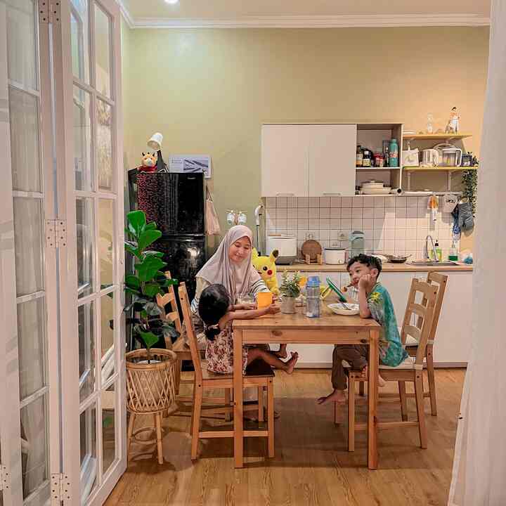 Moment favoritku dirumah adalah ketika kami sekeluarga bisa berkumpul. Biasanya di meja makan keluarga kami membiasakan makan malam bersama, bercengkrama sambil menikmati hidangan ataupun sambil memasak dan bermain bersama.

#WaktuFavoritDirumah
#FavoriteRooms
#FavoritDecorItems