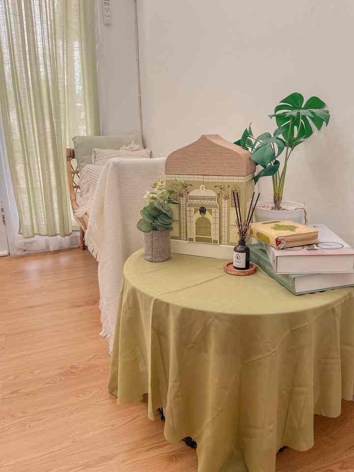Menjelang hari special hari besar bagi kami umat muslim menjelang idul fitri kami memberi sentuhan lebaran pada sudut rumah kami. Dekorasi kecil saja, pada bagian side table ruang tamu dan meja makan. Kami menambahkan tamplak meja bewarna hijau, aroma dari reed diffuser, dan tentu saja melakukan deep cleaning rumah dan mencuci karpet sofa dan sarban pada rumah. Pada side table ada pajangan mesjid yang juga berfungsi sebagai penyimpanan kue kering. Pajangan ini merupakan wadah hampers tahun lalu yang masih kami simpan karna multifungsi bisa jadi pajangan dan penyimpanan.

#DekorasiLebaran
#DekorasiIdulFitri
#DekorRamadhan