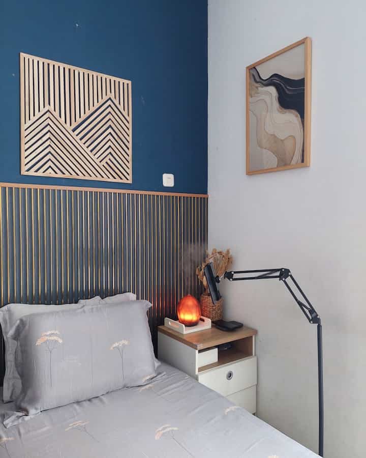Tempat fav di rumah adalah kamar utama. Hanya sekedar kumpul keluarga kecil kami sambil bercerita. Kalo kumpul lebih sering sore menjelang malem tp kalo siang biasanya ini jg jd salah satu tempat aku cari inspirasi, kerja atau sekedar nonton drakor

#waktufavoritdirumah #FavoriteRoom #FavoriteDecorItems #masterbedroom #bedroom 