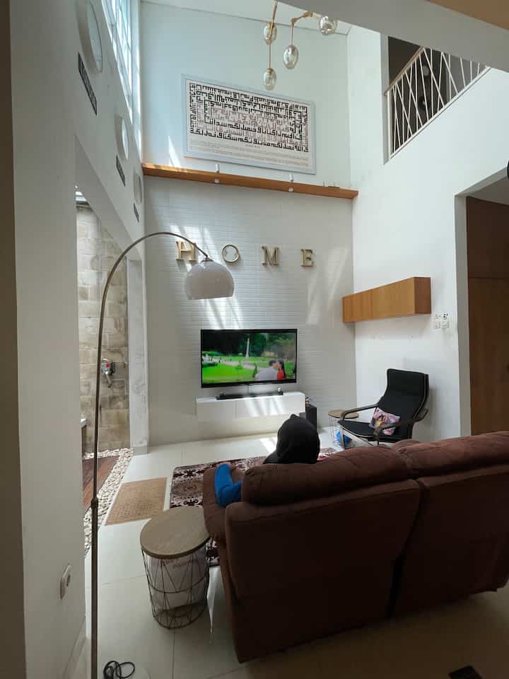 Sudut dan moment paling favourite di rumah adalah menonton tv sambil santai menunggu adzan magrib sambil berbincang bersama anggota keluarga atau membaca buku


#waktufavoritedirumah
#FavoriteRooms
#FavoriteDecorItems